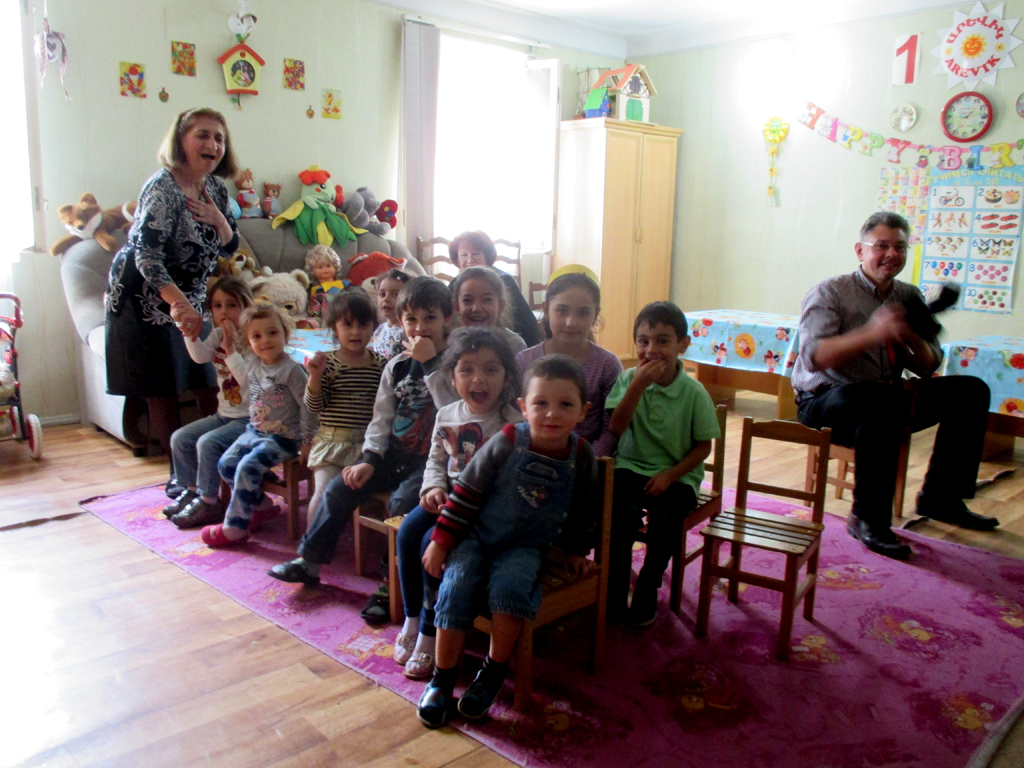 Kinder sitzen zusammen im Kindergarten in Yerevan